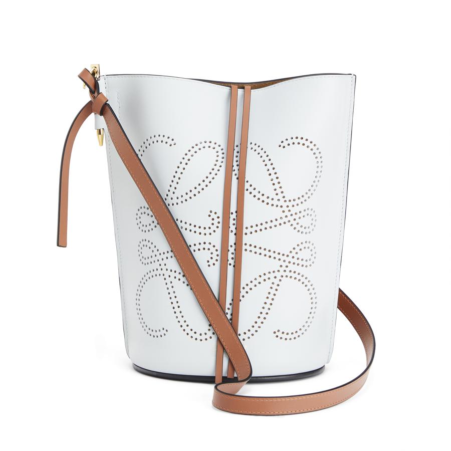 Bolso Gate Bucket Anagrama de cuero perforado, de Loewe.