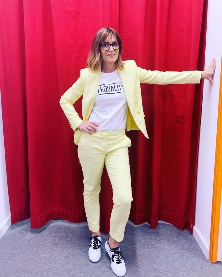 Siempre suele combinarlos con zapato deportivo, bien sea con sneakers un poco más grandes o con deportivos más elegantes, es lo que consigue de una forma divertida "quitarle hierro" al asunto del traje.