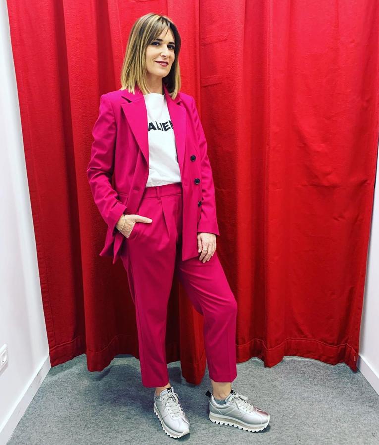 Como  Letizia , Noemí Galera también se atreve con el rosa. Pero mucho más vivo y con un toque sport con camiseta y zapatillas. ¡Nos encanta!