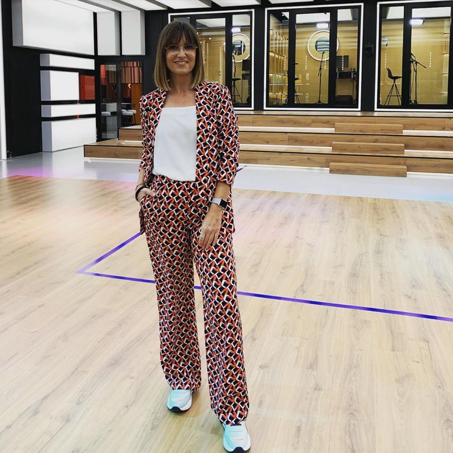 En primer lugar, los tejidos de los trajes que lleva suelen ser ligeros, con una gran caída que hace que el movimiento y la comodidad sean perfectos para estar trotando todo el día y le quitan rigidez a los típicos trajes formales. Este estampado nos encanta.