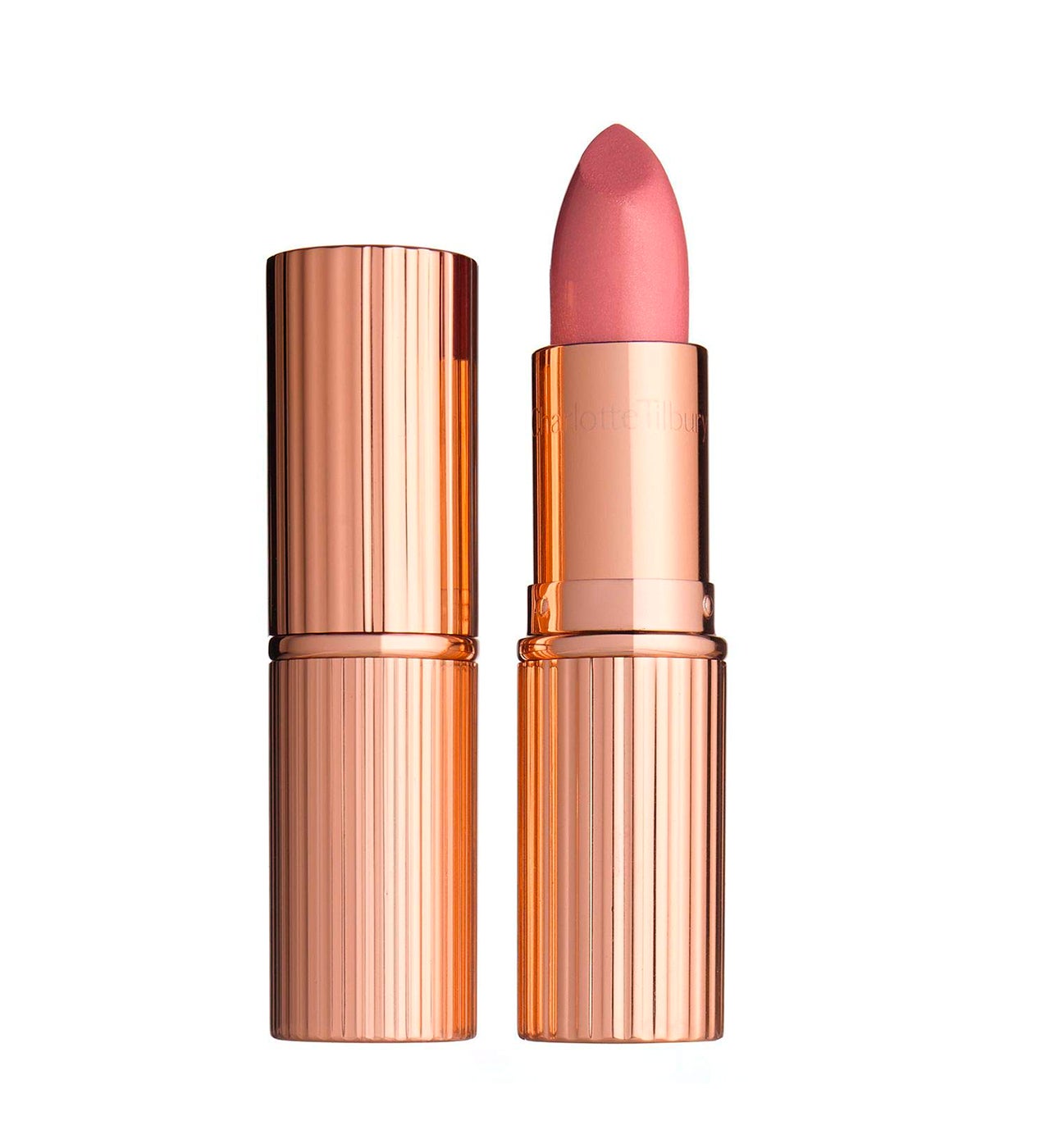Este labial nude beige tiene unos sutiles matices rosados, lo que lo convierte en el tono perfecto para el día a día. Los pigmentos difusores de luz dan a los labios un acabado multidimensional para que luzcan con más cuerpo y luminosidad, y la mezcla de ceras se desliza sobre los labios para obtener un color pigmentado que puedes ir trabajando.  K.I.S.S.I.N.G Lipstick, tono Penelope Pink, de Charlotte Tilbury  (32 €).