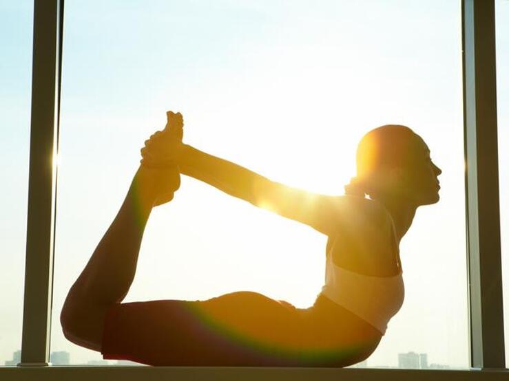 Fotos: 8 ejercicios de stretching para adelgazar que son tan fáciles que puedes hacer sola en casa
