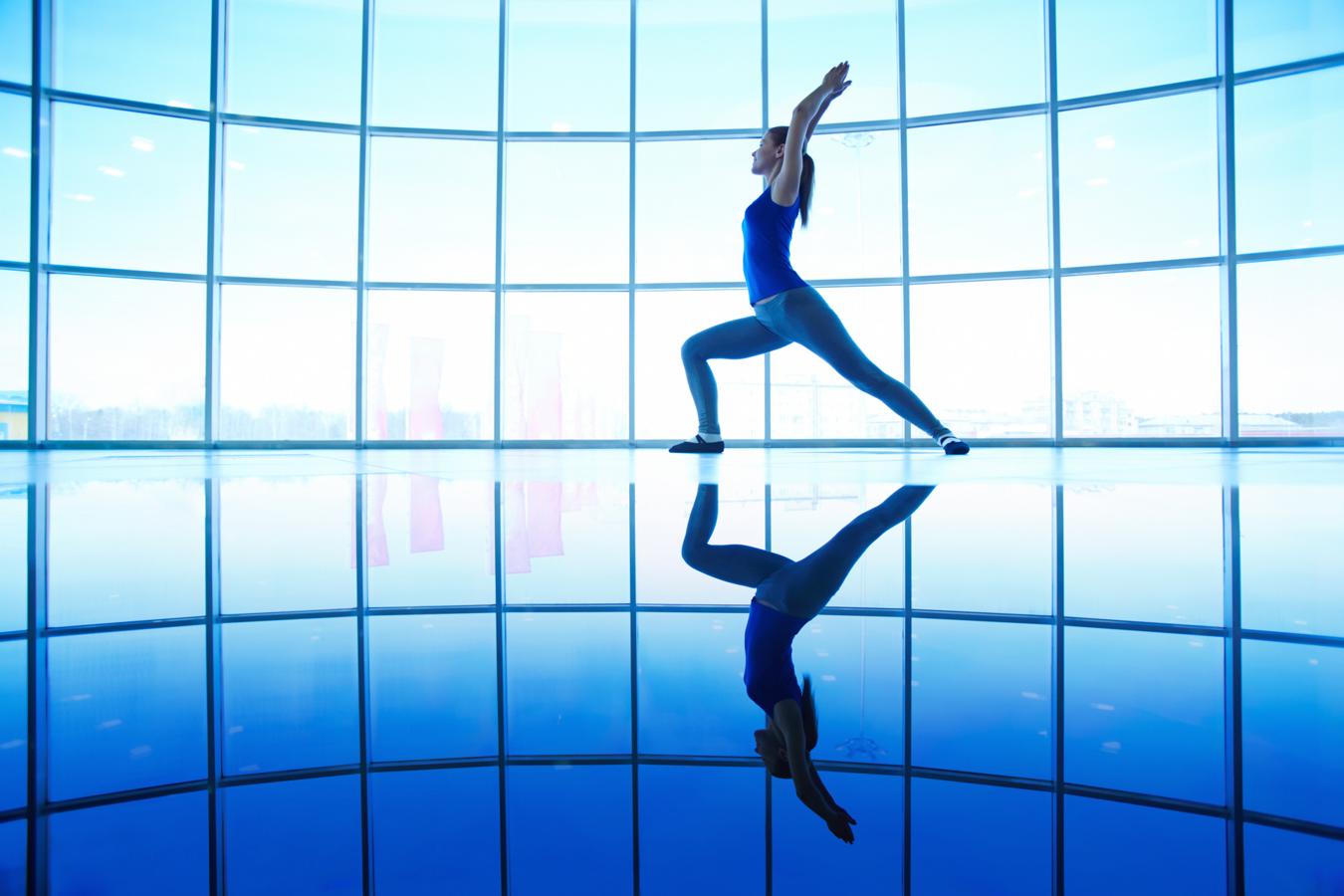 La asana que más fotos de Instagram acumula es también una de las más completas porque activa casi todos los grandes músculos del cuerpo. Para hacerla correctamente, ponte de pie con los pies juntos. Da un gran paso hacia atrás con el pie izquierdo y gira el pie unos 45 grados. Después, flexiona la rodilla de la pierna derecha (el ideal es que llegues a flexionarla hasta los 90 grados de modo que la rodilla quede alineada con el tobillo). Mientras mantienes la pierna de atrás recta, alza los brazos y junta las manos estiradas. Intenta mantener la postura 30 segundos y después repite cambiando las posiciones de las piernas.