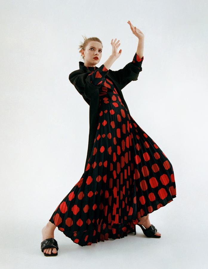 Vestido de Sfera, y abrigo y sandalias, ambos de Bottega Veneta.