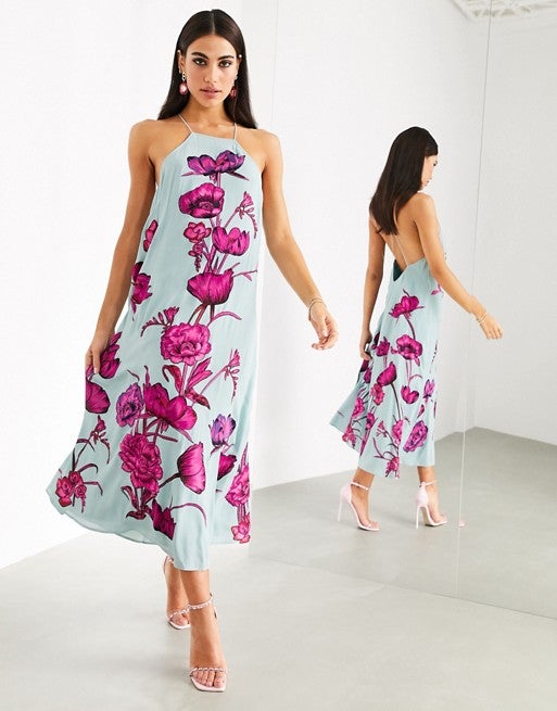 Vestido largo con estampado de flores , escote trapecio y espalda abierta. De ASOS EDITION. (165,99 euros).