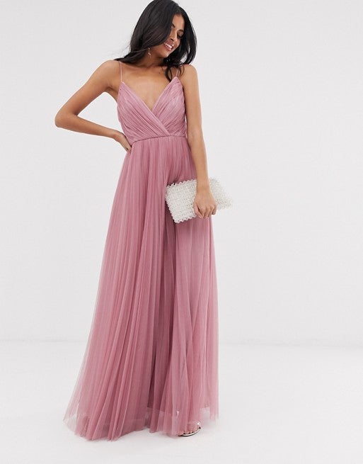 El clásico  vestido de tul plisado en tono rosa empolvado  nunca falla. Si quieres sentirte como una auténtica princesa con tu look de invitada esta será tu mejor compra. (87,99 euros).