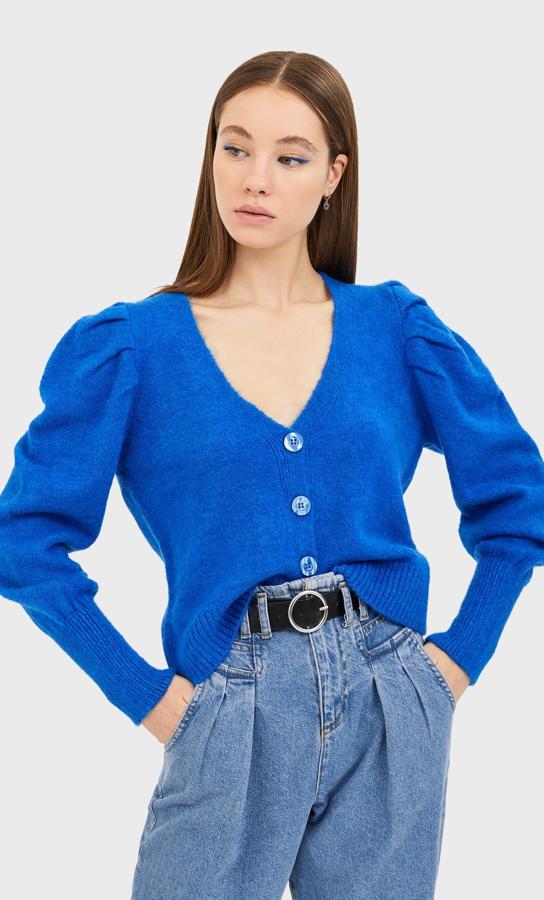 Con manga globo y punto fino, este cárdigan en azul eléctrico es una vistosa nota de color para muchos looks primaverales. Solo está disponible en las tallas S y M y cuesta 25,99 euros.