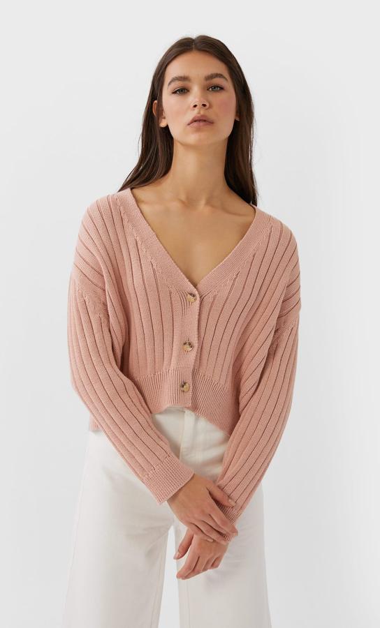 Con diseño de rayas y punto elástico en los puños y la cintura, este cárdigan en rosa palo con botones carey cuesta 22,99 euros y está disponible en las tallas S, M y L.
