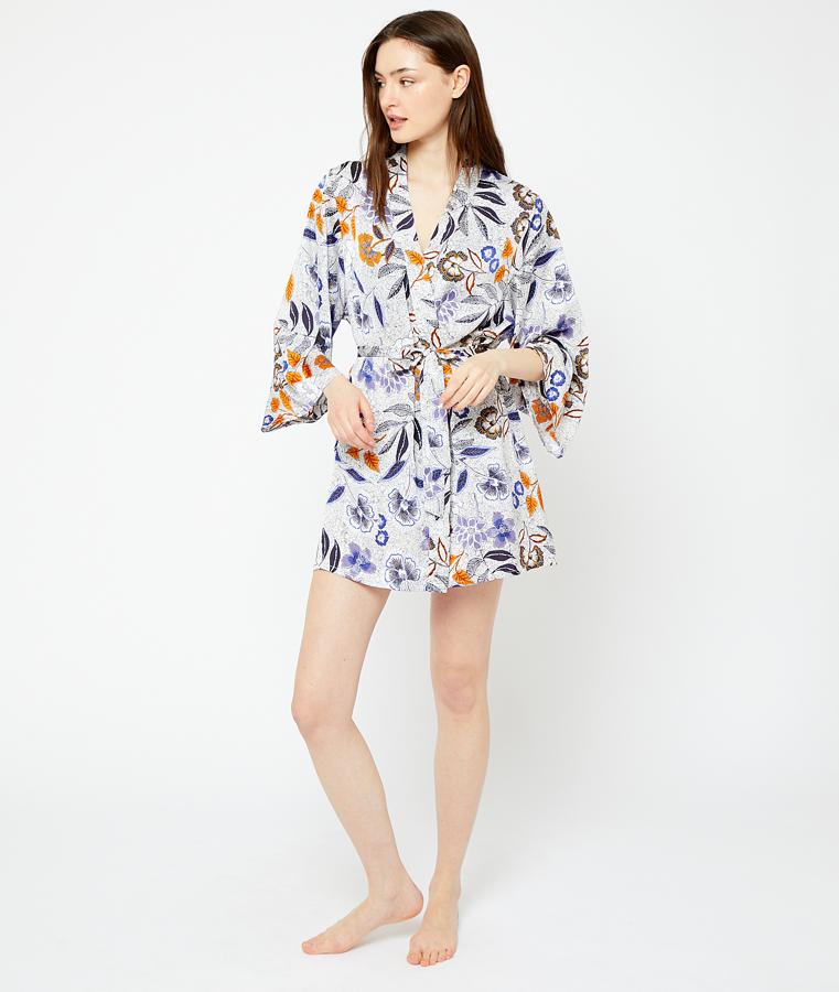 Una prenda de casa que a todas nos gustaría sacar a la calle son los kimonos, y este momento nos parece tan bueno como otro cualquiera para meterlo en nuestro armario. Este de Etam de satén, con estampado de flores exóticas en tonos azules y naranjas ha pasado  de costar 39,99 euros a 27,99 euros  y está disponible entre las tallas XS y L.