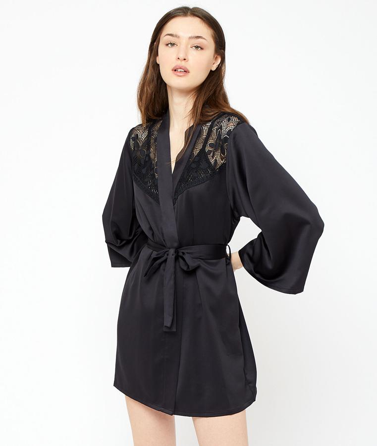 Esta temporada hogareña también puede ser una buena excusa para comprarte el kimono con encaje que siempre has querido, aunque solo sea para después de trabajar. Este de Etam está rebajado y  de 37,99 euros ha pasado a 26,50 euros , y en la web todavía queda entre las tallas XS y L.