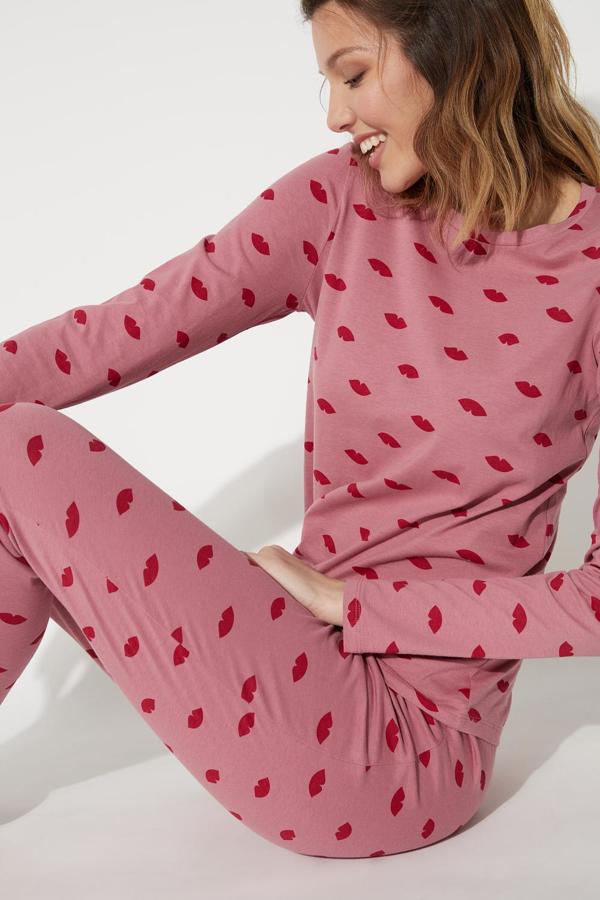 Este bonito pijama de Tezenis en rosa vintage con estampado de besos es uno de nuestros favoritos y  solo cuesta 19,99 euros . Está disponible en las tallas S, M y L.