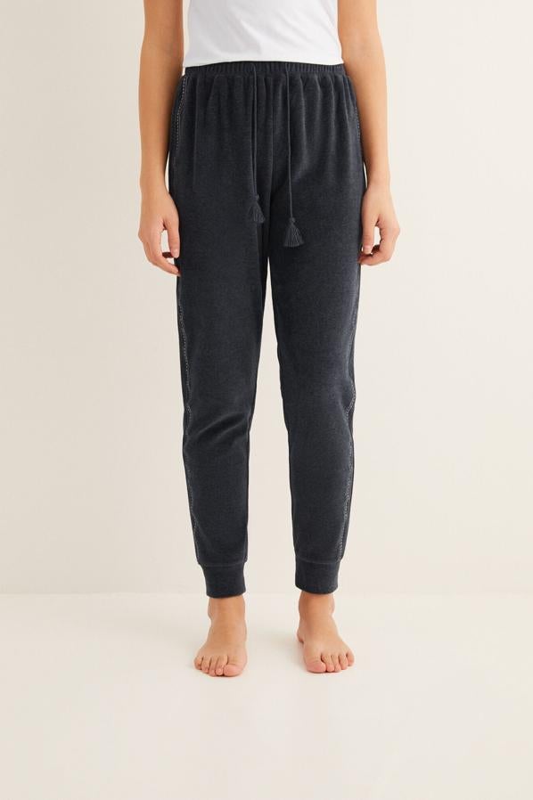 Otra de las propuestas más cómodas de esta selección es este pantalón jogger con cintura elástica en color gris y detalles en el lateral. Es de Women Secret, está disponible en las tallas S, M y L y ha pasado de 29,99 euros a 13,99 euros.