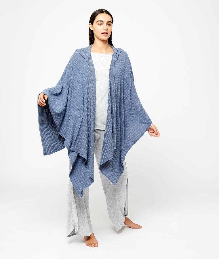 Otra propuesta muy interesante para las más frioleras es este poncho de Etam en canalé y color azul. Con capucha y un largo de esos que te echas encima a la hora de la siesta,  ha pasado de 29,99 euros a 20,99 euros .