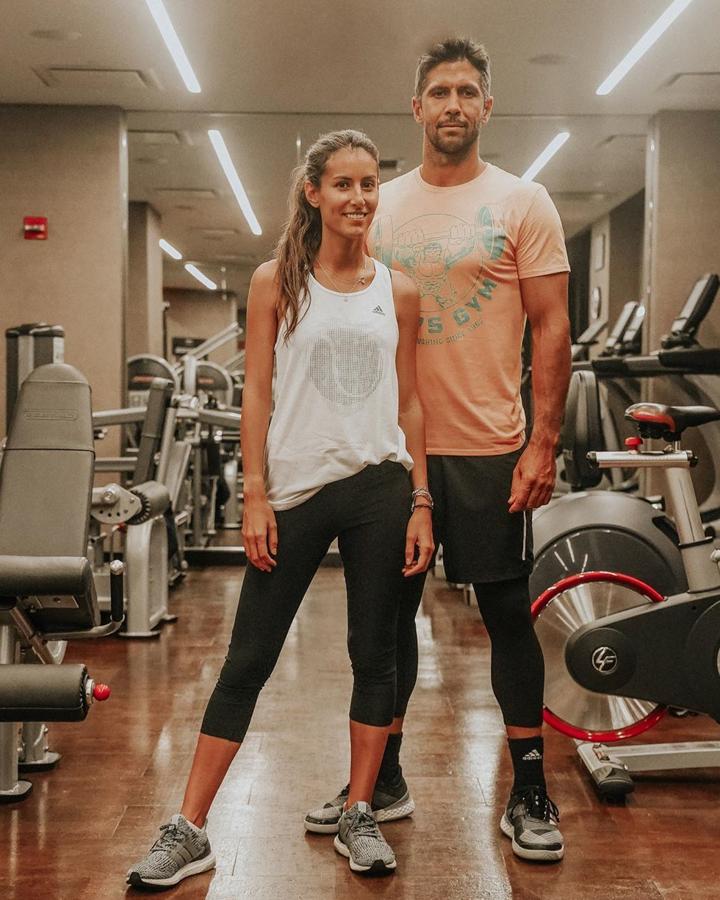 El deporte siempre ha formado parte de su vida, y ahora, a pesar de viajar constantemente acompañando a su marido, Fernando Verdasco, trata de buscar siempre el momento para entrenar. Hace unos días, vimos a la pareja de viaje en Nueva York, donde se alojaron en un lujoso edificio del corazón de Manhattan que contaba con un completísimo gimnasio. Allí, Ana y Fernando pudieron continuar con sus entrenamientos y no perder su rutina.