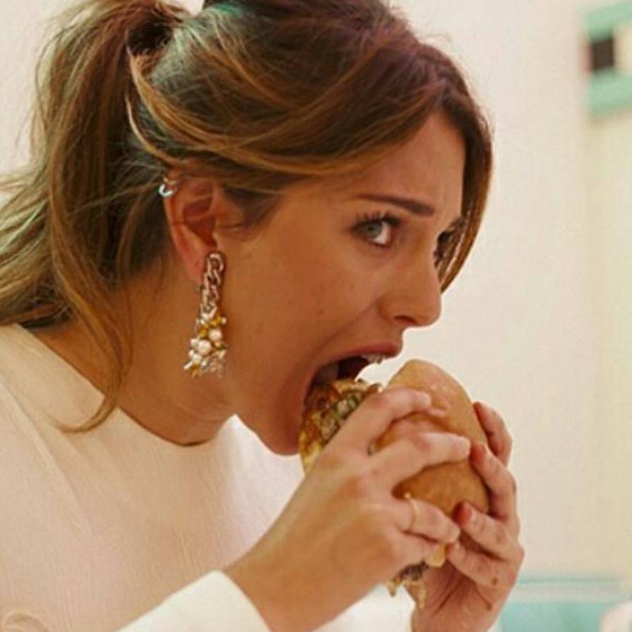 Las hamburguesas son también la tentación de Blanca Suárez, que se las zampa hasta yendo de punta en blanco.