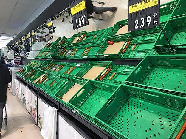 Imagen de un supermercado en Madrid de ayer, tras el anuncio del cierre de colegios y universidades por el coronavirus.