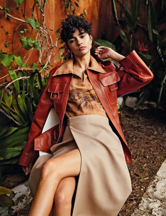 Chaqueta de cuero de Hermès; top vintage y falda, de Boss; y pendientes Serpenti de Bvlgari.