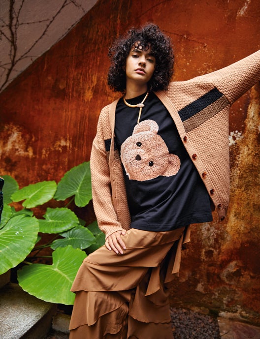 Rebeca de Fendi, camiseta de Palm Angels para Santa Eulalia, falda de Max Mara. El collar Serpenti, de oro rosa con pavé de diamantes, es de Bvlgari.