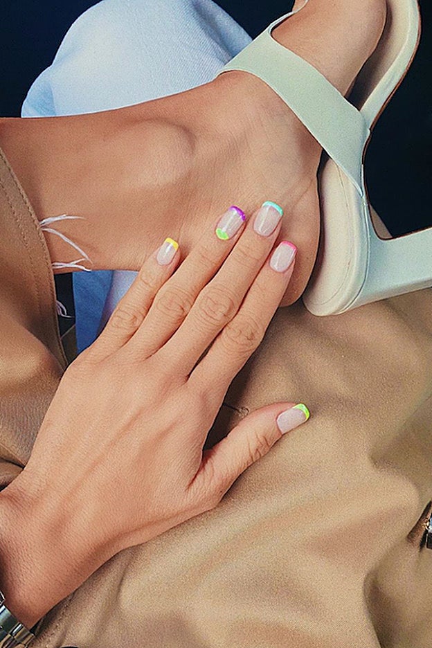 La manicura francesa con toques de neón que lleva María Fernández-Rubíes.