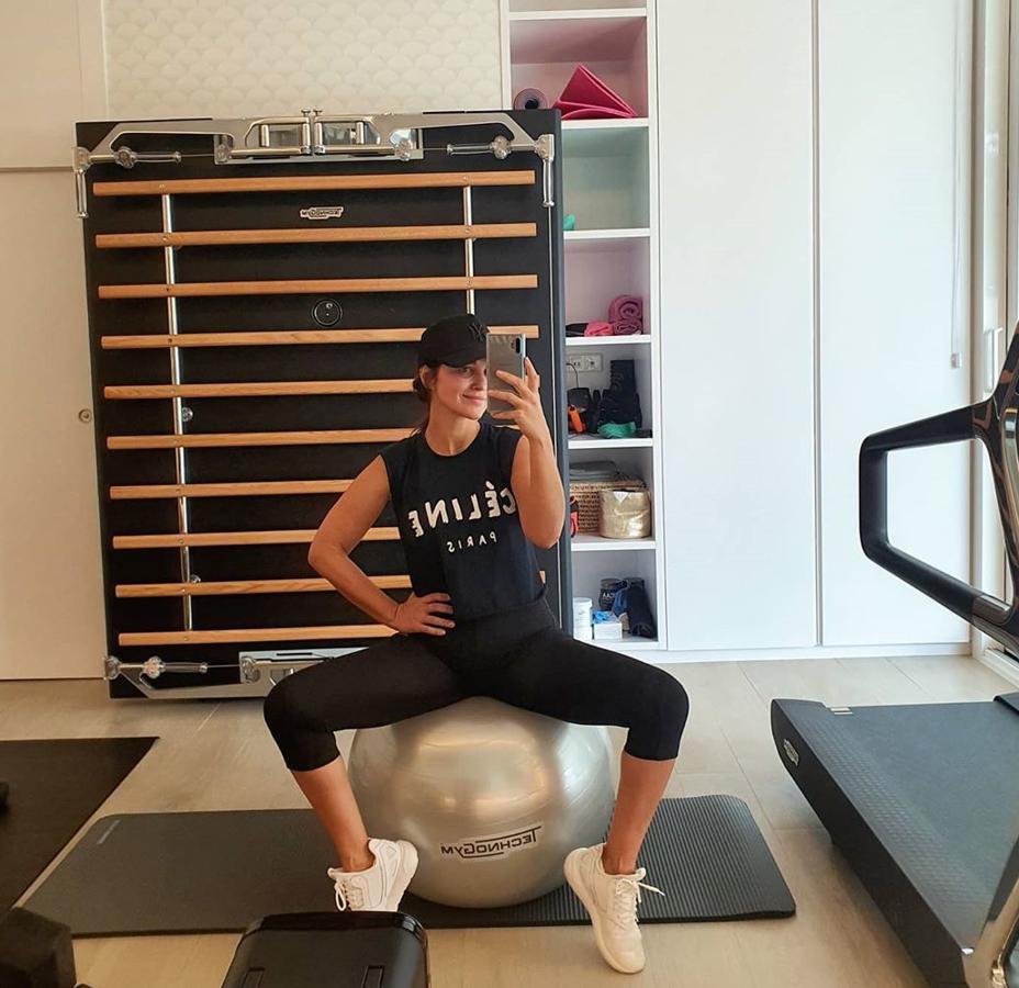 Reconoce que el deporte no le apasiona, pero lo practica. Paula Echevarría tiene en Iñaky García a su entrenador de confianza, y cinco días a la semana (siempre y cuando los compromisos laborales de la actriz se lo permitan) acude a la casa de esta, que cuenta con un completísimo gimnasio. Pero no están solos, en la mayoría de los entrenamientos, su chico, Miguel Torres, también entrena con ella.