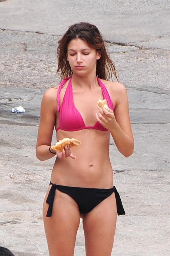 Y una se pregunta: ¿cómo puede tener ese tipazo zampándose ese cruasán?