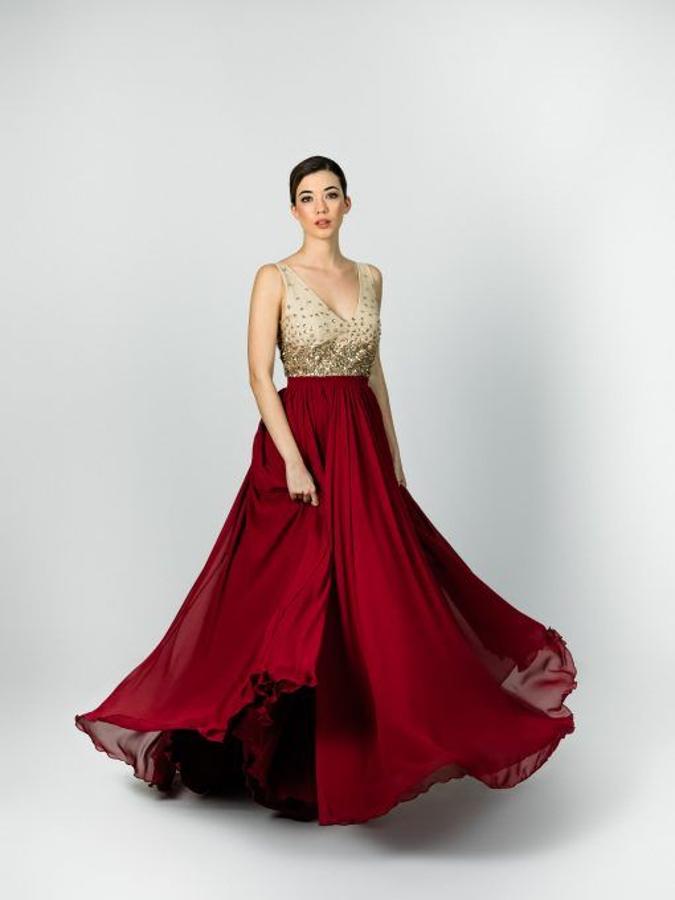 Vestido largo con cuerpo de tul fantasía con pedrería dorada y falda de gasa burdeos (500 euros).