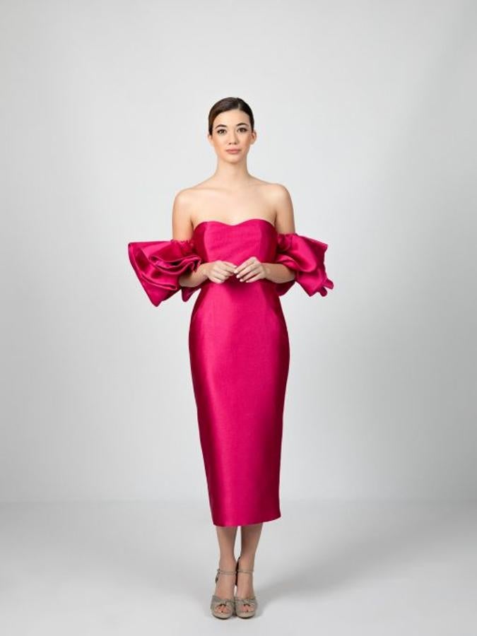 Vestido fucsia de corte recto, escote corazón y mangas con volantes (350 euros).