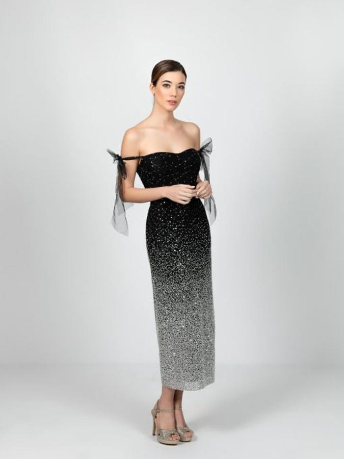 Vestido midi de corte recto y escote corazón de pedrería degrada plata sobre tul negro (400 euros).