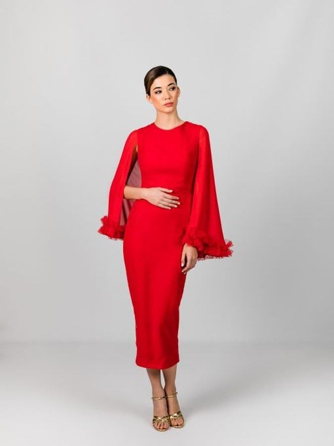 Vestido midi de plumeti rojo con lunar de terciopelo y capa de gasa (350 euros).