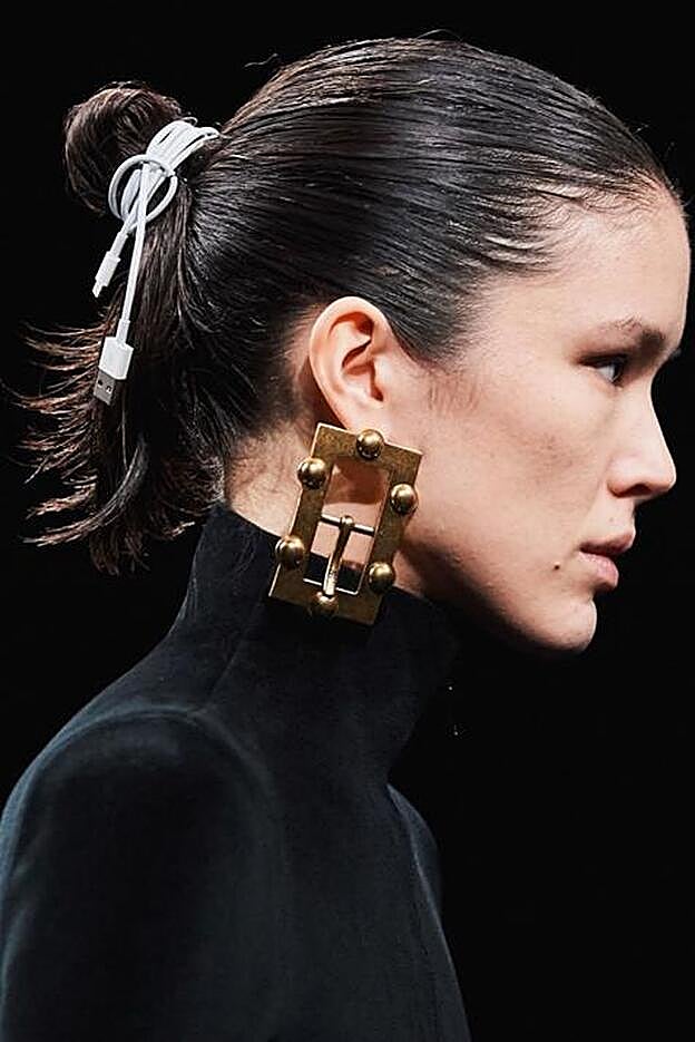 Otra de las modelos del desfile, con su moderno accesorio.