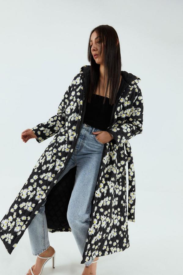 Con cierre de corchetes, cinturón a tono y detalle de bolsillos esta parka acolchada apuesta de nuevo por las margaritas para el estampado, en esta ocasión en color negro. Cuesta 89,99 euros y solo se ha lanzado en la talla M.