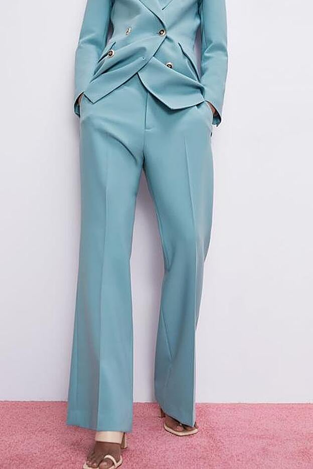 Una traje de americana y pantalón de Zara en el mismo azul aguamarina.