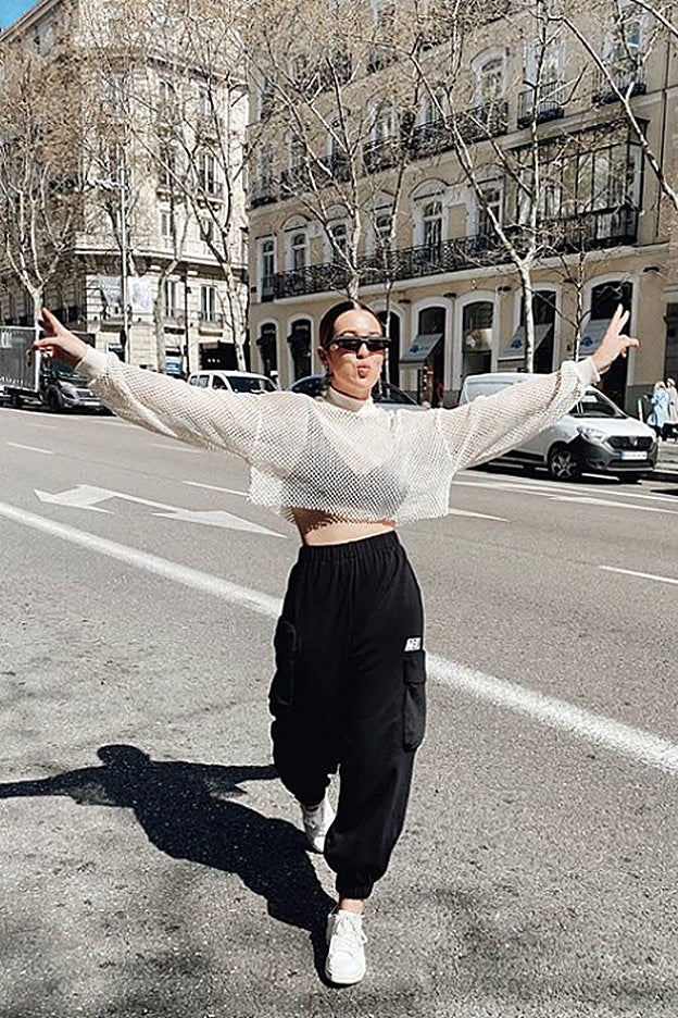 Alba Díaz lleva un top sujetador bajo una camiseta de rejilla de Bershka.