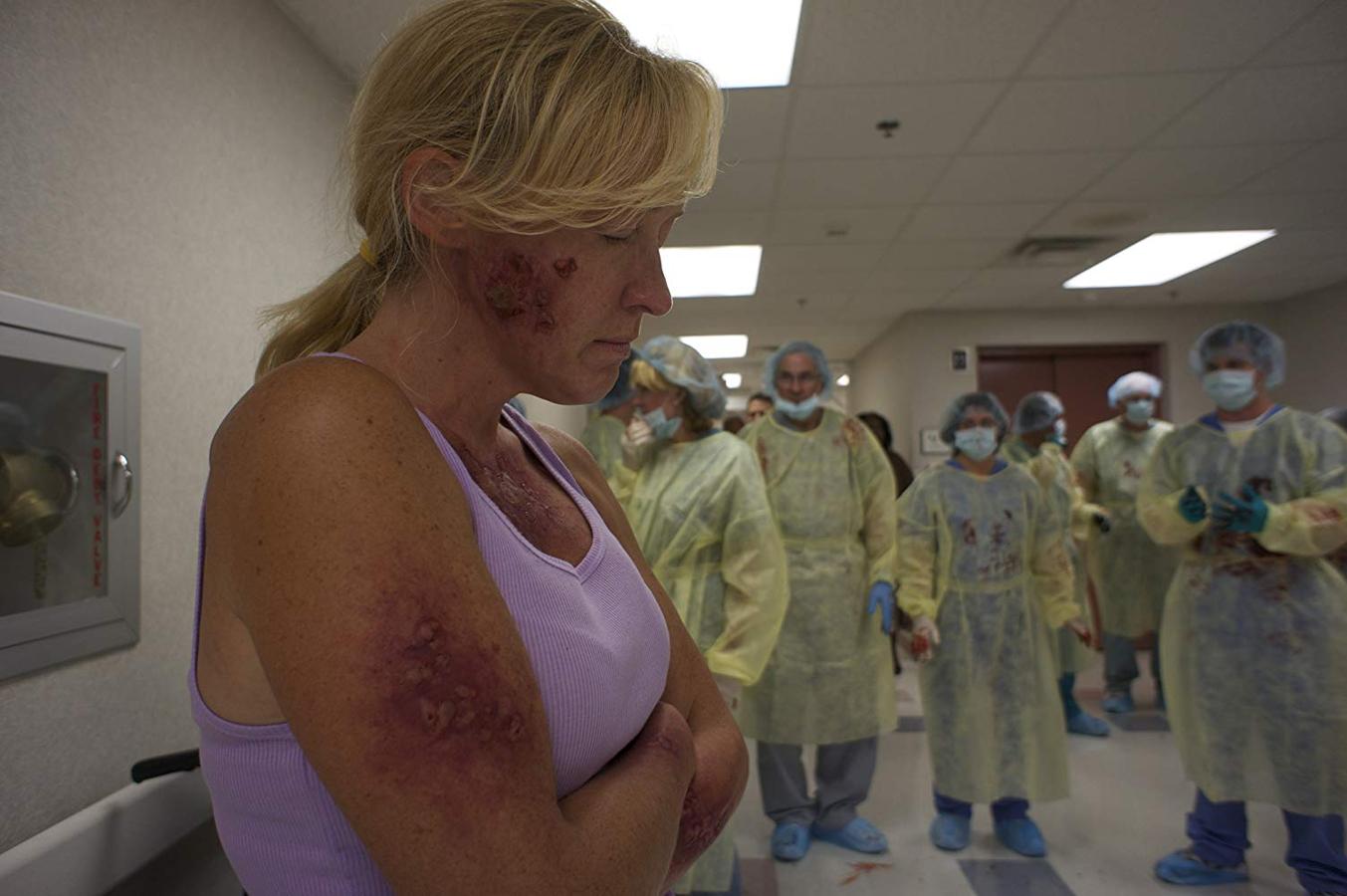 Conspiranoia y enfermedad se dan la mano en esta película que copIa el formato de La bruja de Blair del tipo “nos hemos encontrado esta cinta, a ver qué han grabado en ella”. En ese metraje “encontrado” vemos cómo la ciudad de Claridge, en Maryland, durante el festival del 4 de julio enferma al completo. Nadie está seguro de qué enfermedad está causando estragos entre la población ni cómo se transmite, pero a medida que se acumulan los muertos, el miedo se convierte en pánico. Las autoridades deciden aislar al pueblo y los que viven en él y, lo mejor de todo (felices años en los que no existían redes sociales ni Google Earth), intentan confiscar todas las imágenes de lo que está pasando. Pero un periodista local testigo de epidemia está dispuesto a revelar la verdad sobre el origen de la enfermedad. Si quieres saberla puedes encontrar The Bay en Rakuten TV y Google Play Movies.