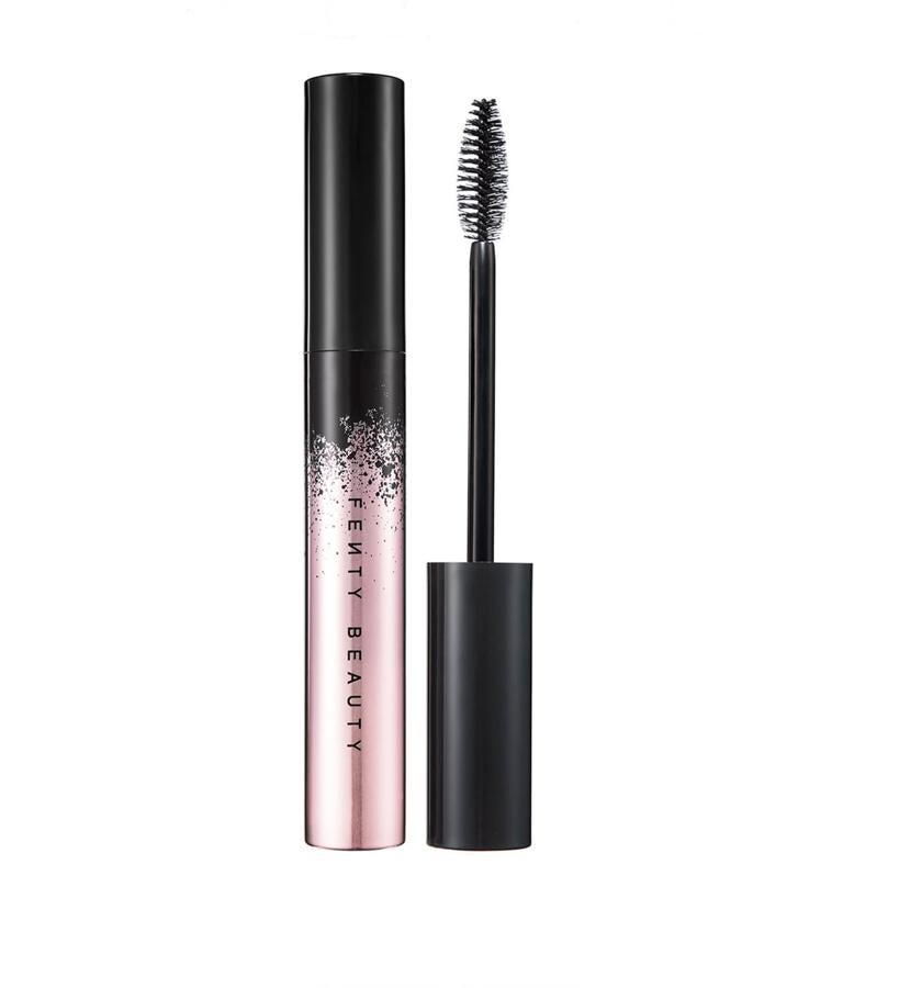 La máscara tiene una fórmula ligera y ultra-negra que te ofrece un innovador cepillo que va de plano a grueso, que te permite personalizar las pestañas a gusto. ¿Necesitas cerdas gruesas y colores densos? Usa el lado gordo. ¿Necesitas longitud y definición? Cambia a la parte plana. Su punta redondeada, es perfecta para aplicar en las pestañas más cortas.  Full Frontal Volume, Lifting & Curl Mascara de Fenty Beauty  (24,55 €, en Sephora).