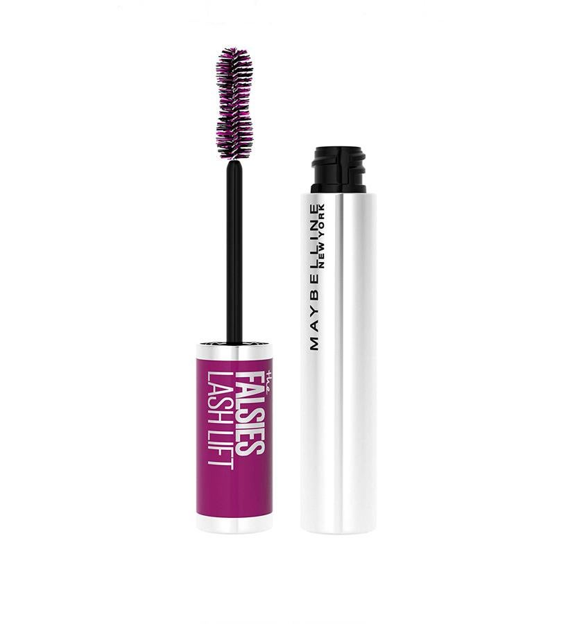 Gracias a su cepillo con doble cobertura aporta volumen, longitud y curvatura, además de tener una fórmula enriquecida con fibras que proporcionan cuerpo y fijación durante todo el día para conseguir un efecto lifting al instante. El cepillo redondeado también ayuda a rizar las pestañas hacia adentro para una apariencia de muñeca completamente despierta.  The Falsies Lash Lift de Maybelline NY  (11,95 €).