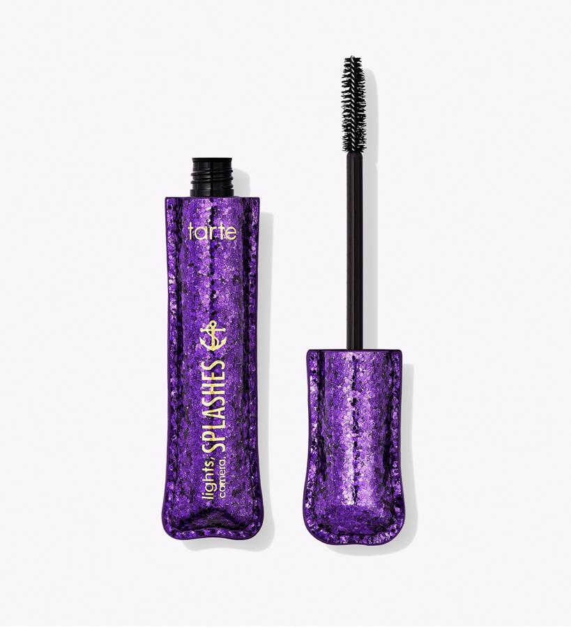 Luces, cámara y ¡chapoteos! Con este rímel a prueba de agua podrás llevar las pestañas que más te gustan, con la garantía de que permanecerán impasibles bajo la lluvia, el sudor o las lágrimas. Con una infusión de ingredientes Skinvigorating, exclusivos de la marca, suavizan y agregan altura dramática a todas las pestañas.  Lights, Camera, Splashes Waterproof Mascara de Tarte  (25 €, en Sephora).