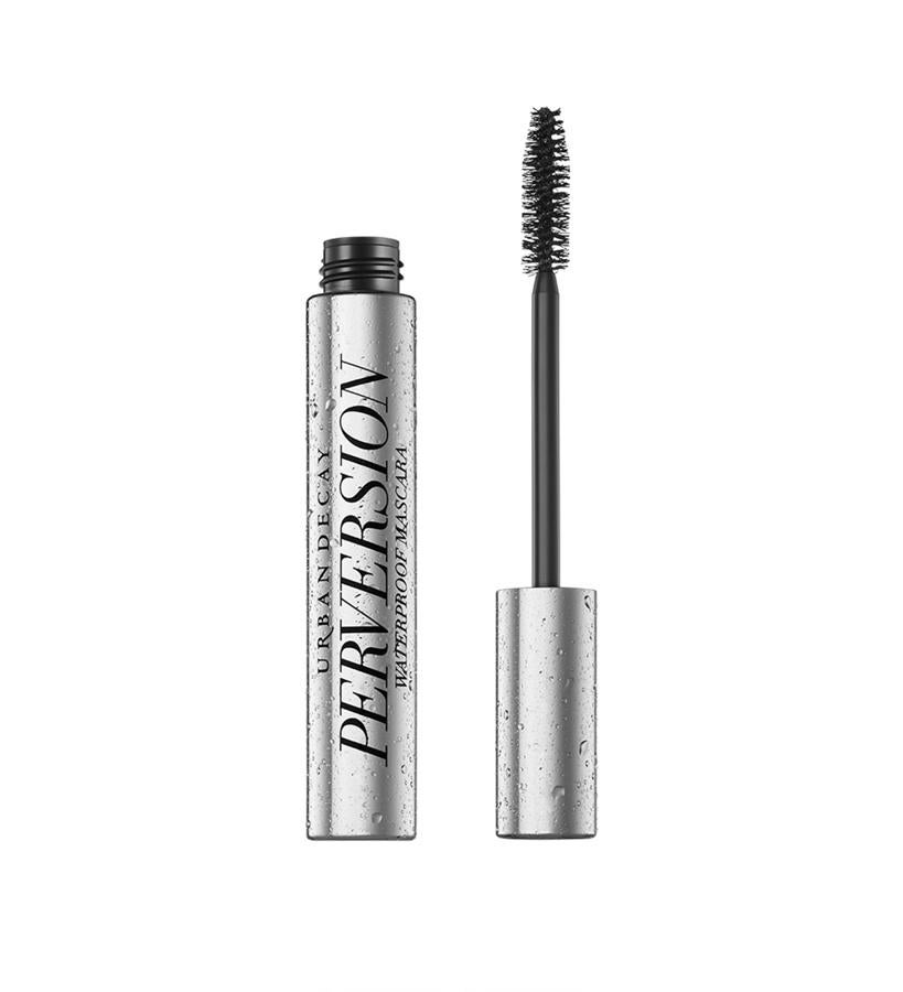 La máscara de pestañas más negra que puedas imaginar, que es impermeable, no se cuartea y permite retocar tus pestañas sin que se apelmace. Su fórmula ultra-cremosa, aporta longitud y volumen, una mezcla nutritiva de proteínas, aminoácidos y extracto de miel promueven el crecimiento para pestañas más grandes y más negras.  Perversion Waterproof Mascara de Urban Decay  (25,50 €)