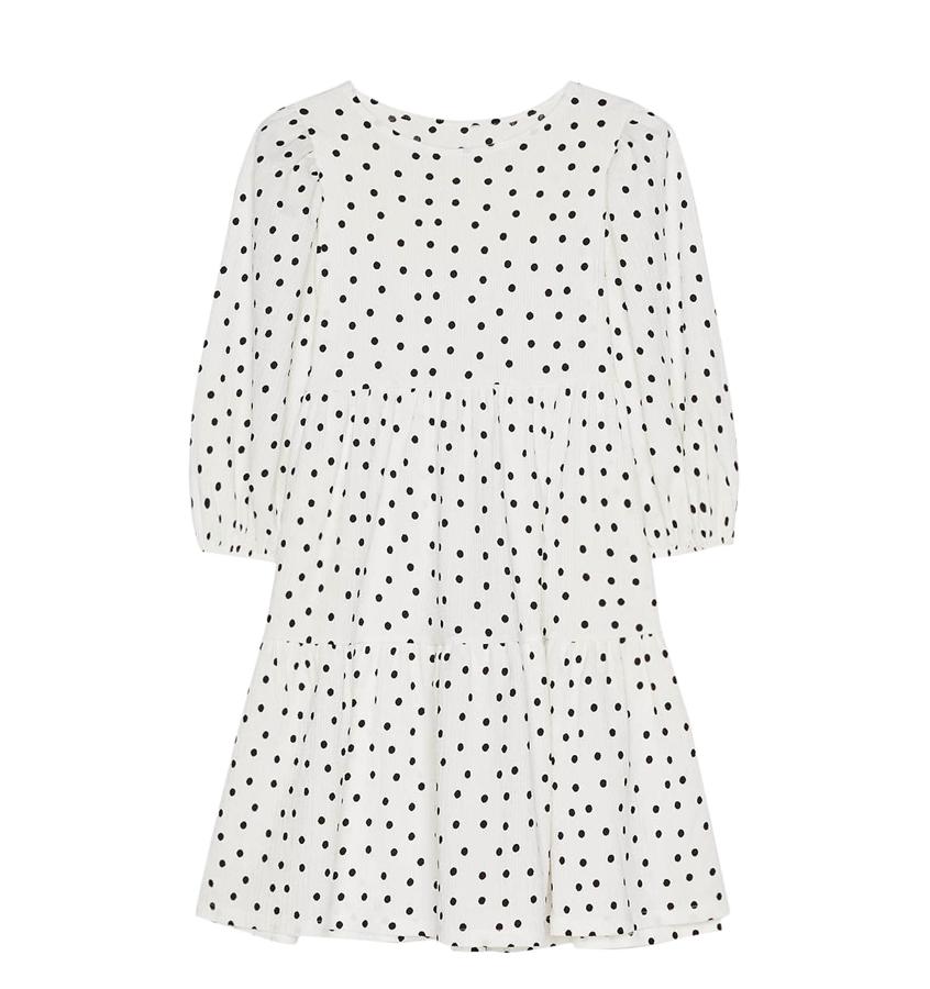 Vestido baby doll con fondo blanco y lunares negros, 17,99 euros.