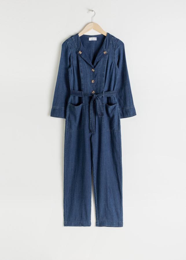 Para las fans de tejido vaquero también hay un mono en las rebajas de & Other Stories. Es este, en denim fluido y con detalle de botones en la solapa. Costaba 99 y está a 39 euros.