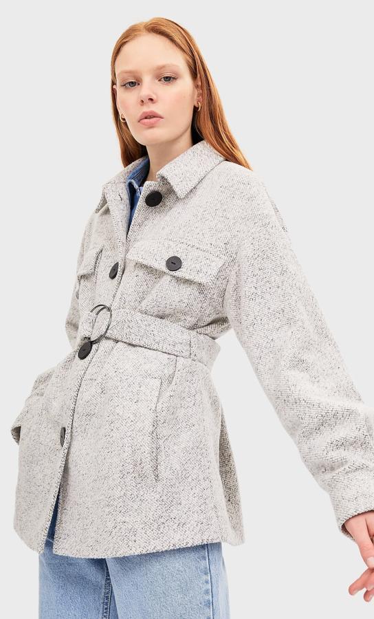 Abrigo tricot gris con cinturón (19,99 euros).