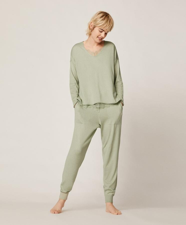 Oysho y la comodidad, esta vez en un conjunto con detalles de encaje para las más románticas. También lo tienen en rosa.