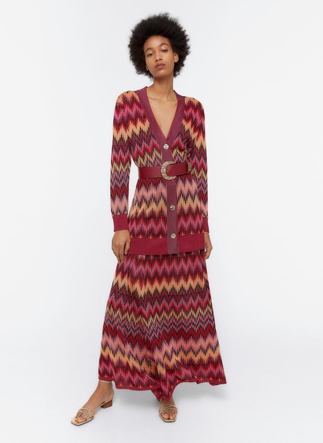 Si te has levantado con ganas de arreglarte, este es tu look. En punto con estampado geométrico (tipo Missoni) este conjunto de cárdigan y falda de Uterqüe nos ha enamorado a primera vista. Y el detalle del cinturón ya es de experta.
