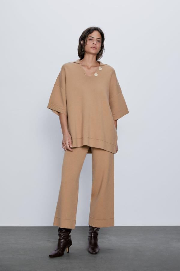 Zara nos propone un conjunto camel, de corte oversize y manga corta para cuando las temperaturas se animen a subir definitivamente.