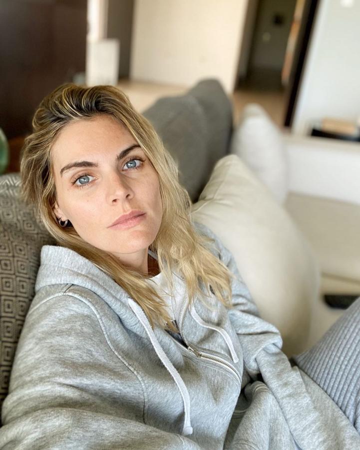 La actriz está guapa hasta con la cara lavada. Amaia Salamanca ha elegido un look de sudadera gris para pasar este 'encierro' obligado. Y ha querido dejar un mensaje muy claro: ¡Seamos responsables. Esto NO es un periodo de vacaciones. Hay que evitar la propagación del virus y el colapso de los hospitales'.