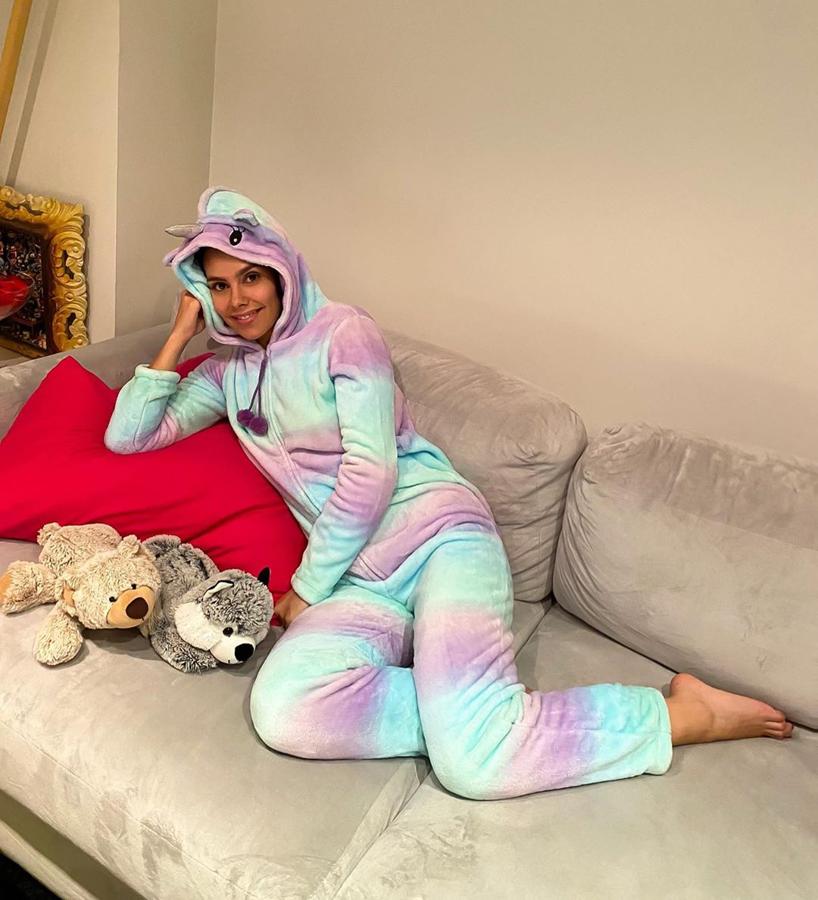 Cristina Pedroche ha sido la más atrevida -y divertida- de todas. Ya que tiene que quedarse en casa, que sea con humor y ha elegido un look bastante peculiar: Un pijama de unicornio con capucha y todo. Además de hacernos reír, la colaboradora de televisión ha prometido subir a las redes algunos ejercicios de yoga para poder hacer en casa. Si es que nuestra Pedroche nunca nos defrauda.