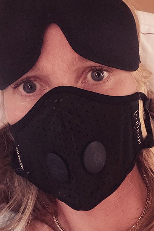 Gwyneth Paltrow se fotografió con una mascarilla durante un vuelo París-Nueva York.