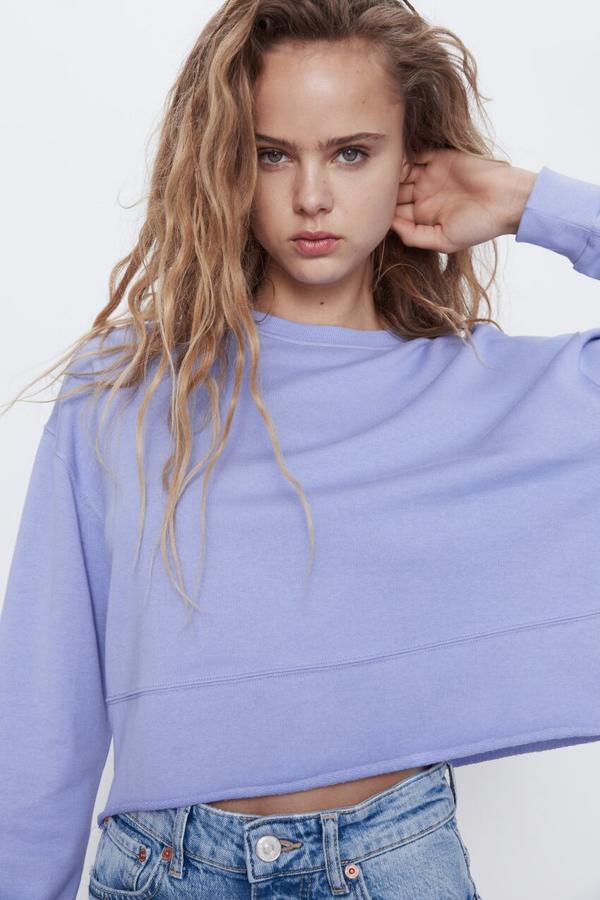 Sudadera cropped de la nueva colección de primavera de Zara, disponoble en varios colores, 12,95 euros.