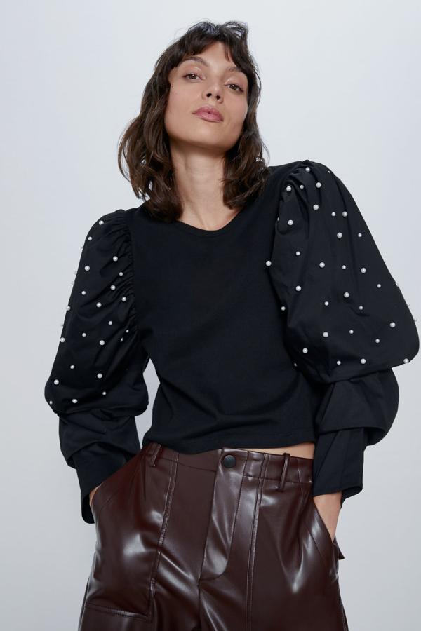 Sudadera con detalle de perlas en las mangas, 19,95 euros.