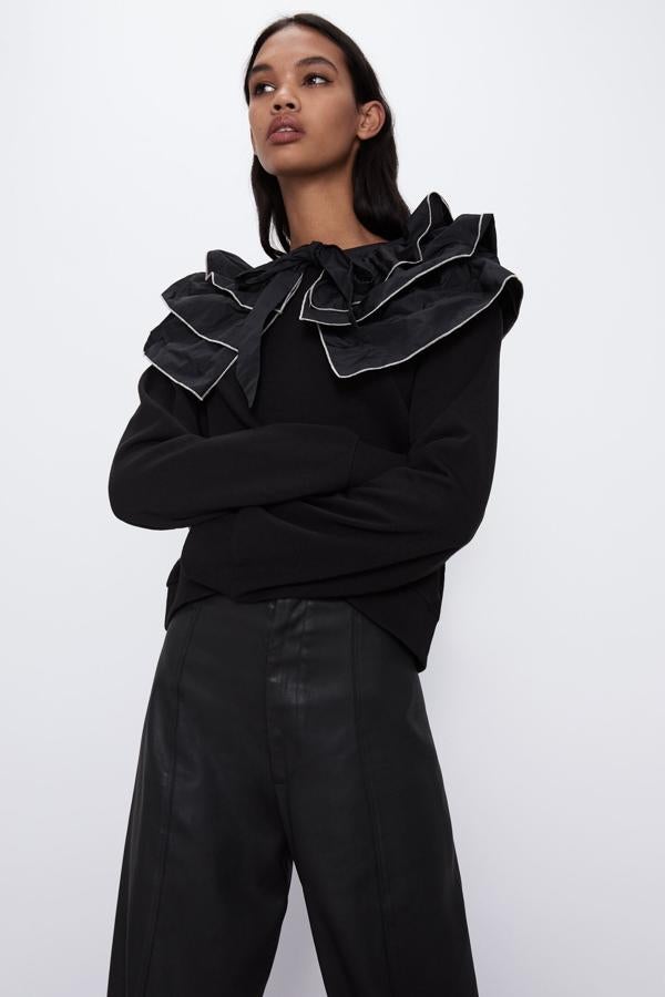 Con volantes a modo de babero y lazada delantera, 25,95 euros.